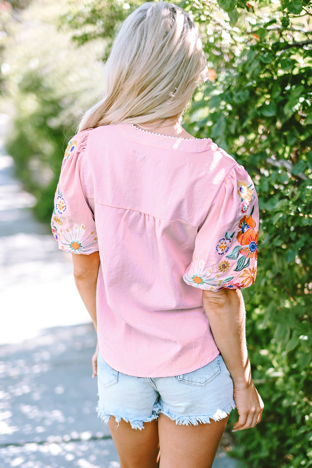 Blouse broderie florale, manches bouffantes, encolure fendue — bleu ciel