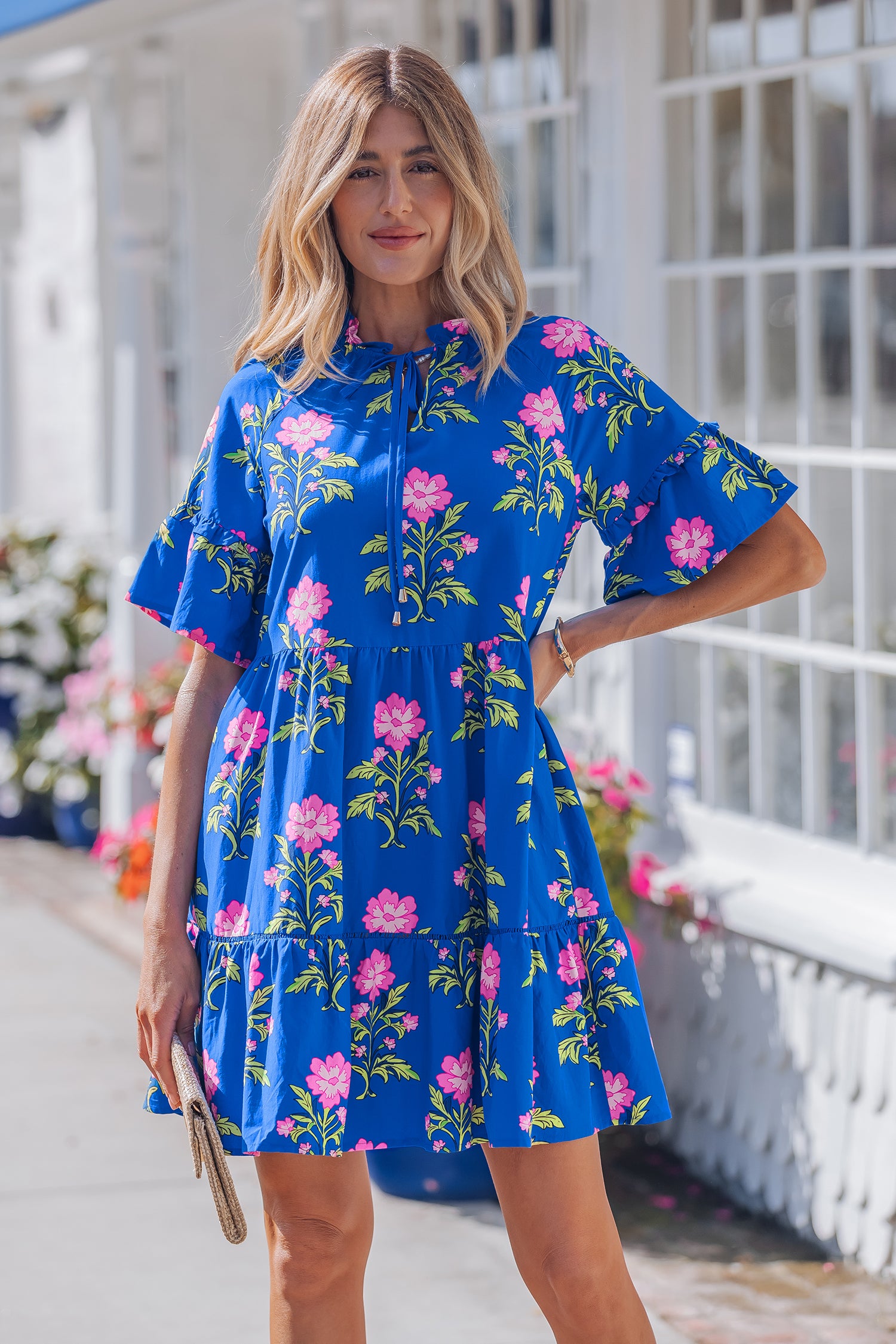 Robe à fleurs ample bleue à col en V et manches courtes