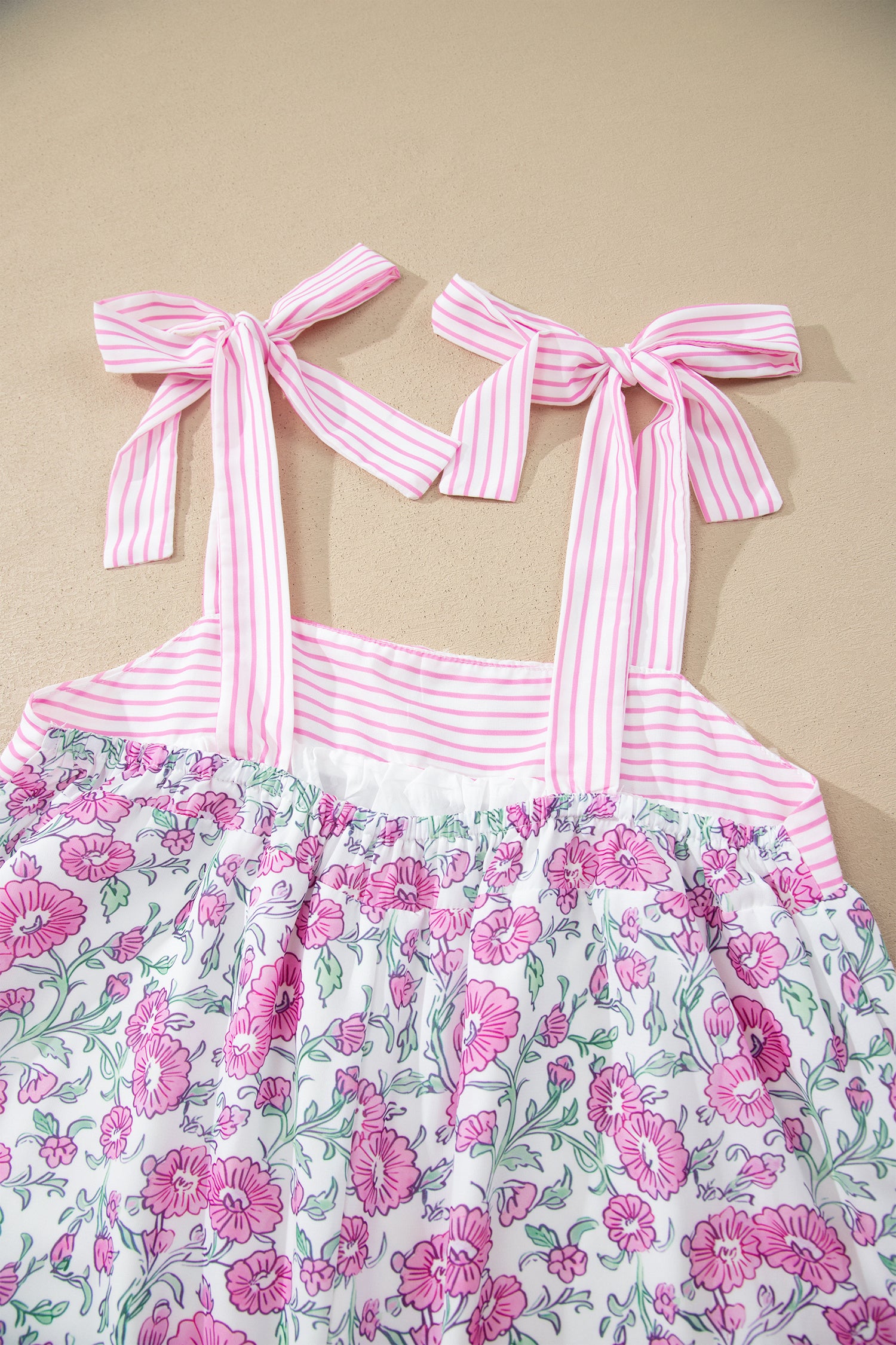 Mini-robe à imprimé floral et à rayures en patchwork avec bretelles et nœud papillon bleu ciel