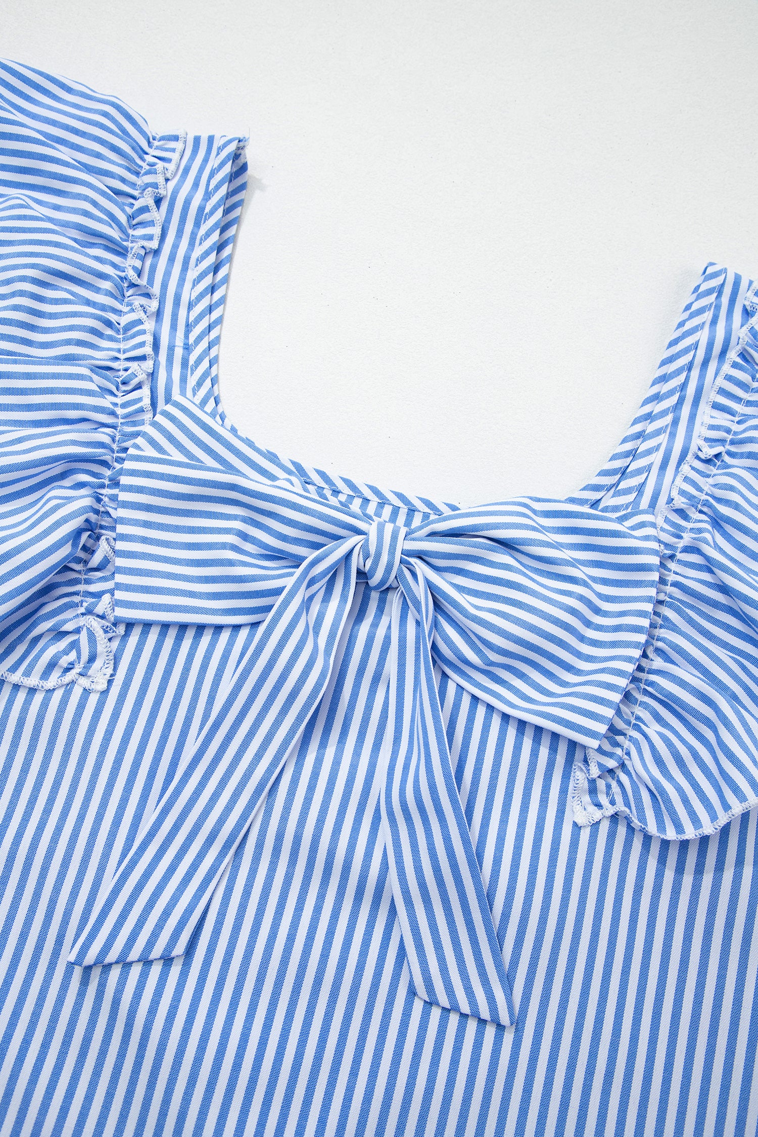 Blouse Manches Courtes Rayée Bleu Ciel Carré à Nœud & Volants — Style Urbain Chic