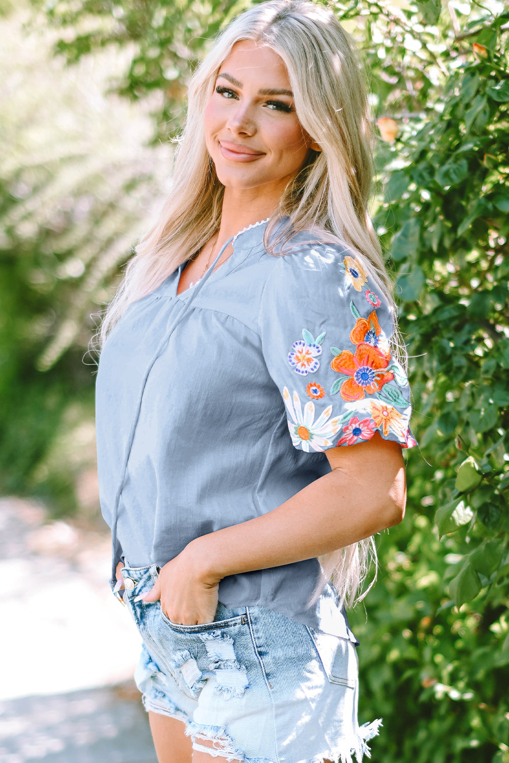 Blouse broderie florale, manches bouffantes, encolure fendue — bleu ciel