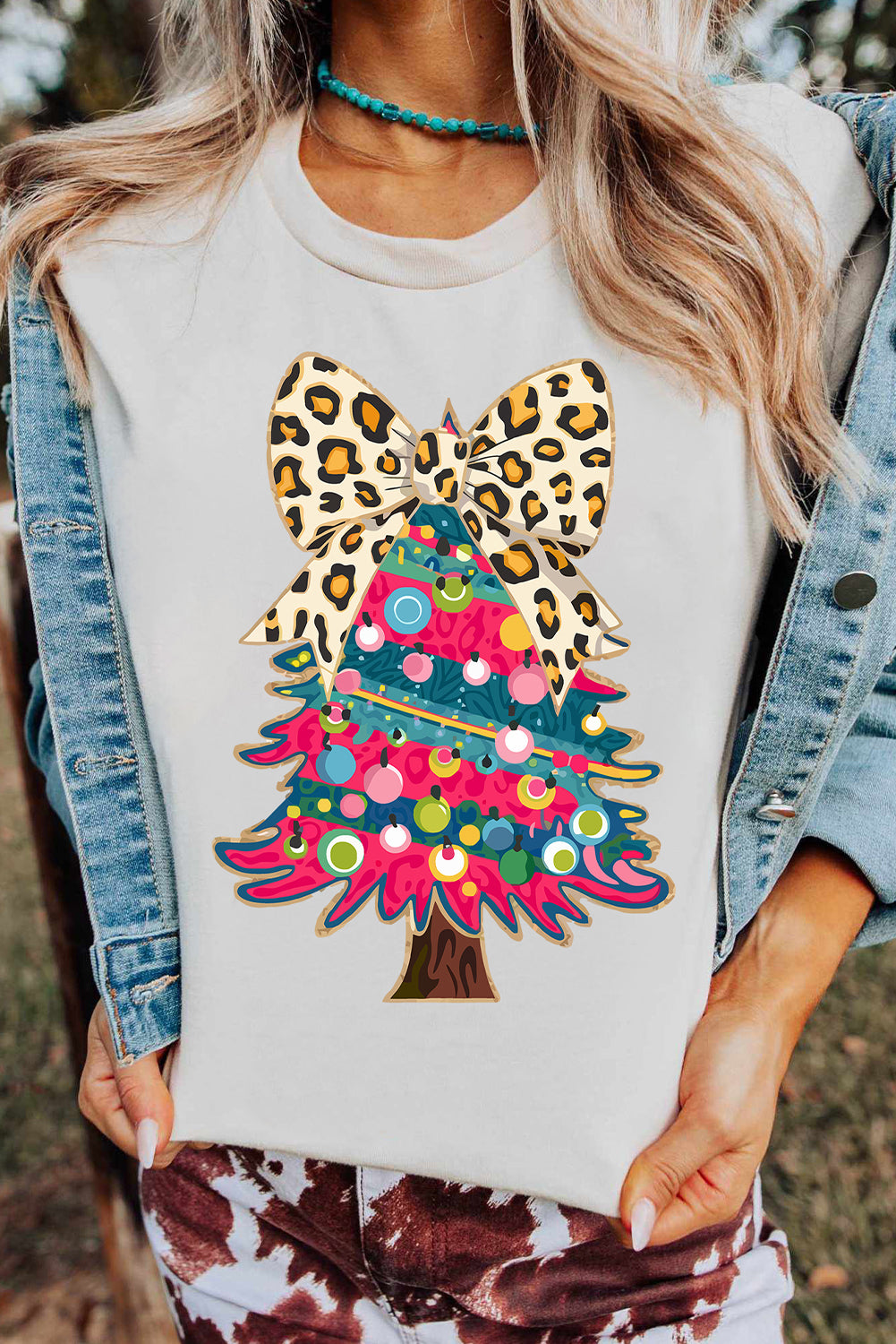 White Leopard Bow Décor Christmas Tree Graphic Crew Neck Tee femme