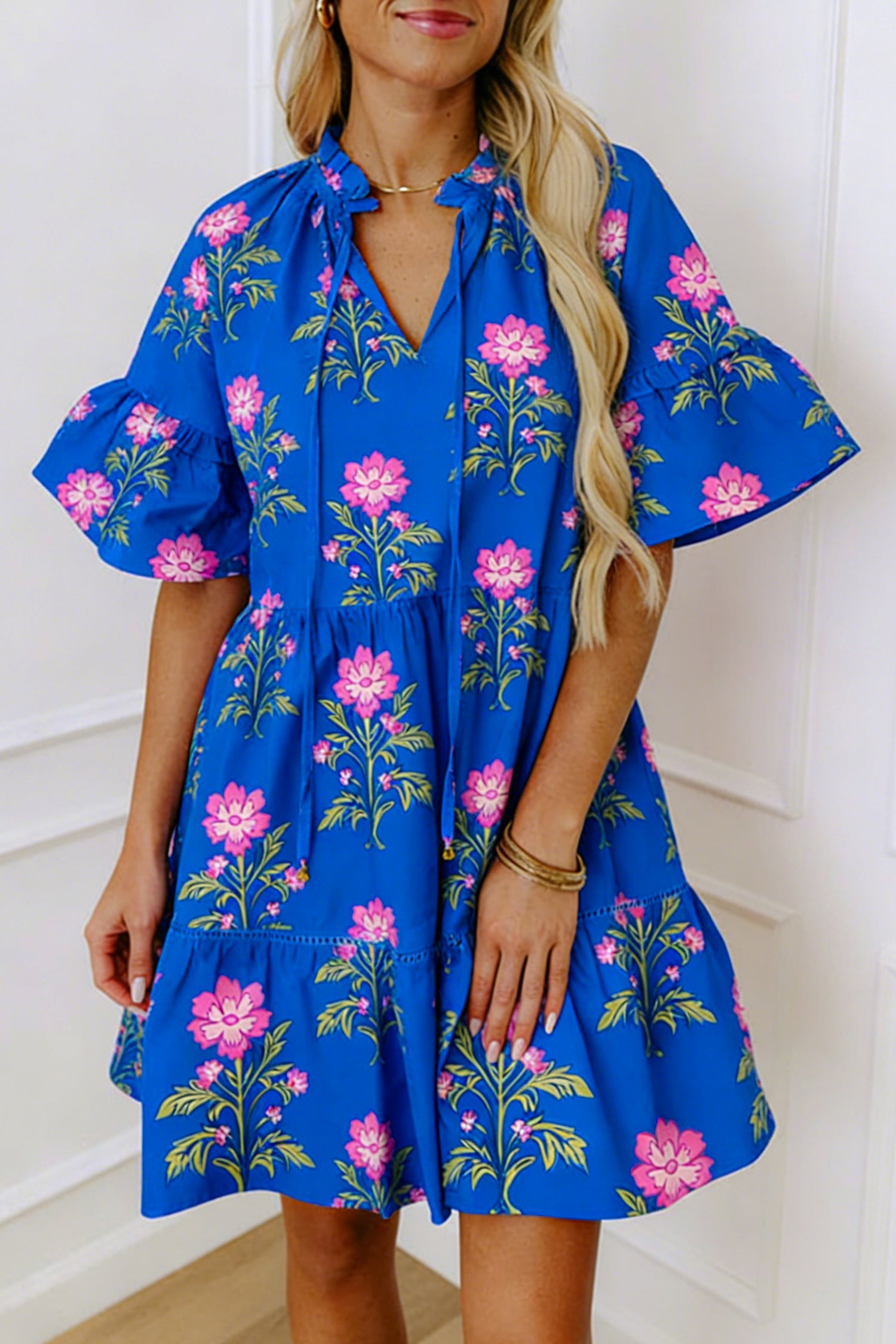 Robe à fleurs ample bleue à col en V et manches courtes