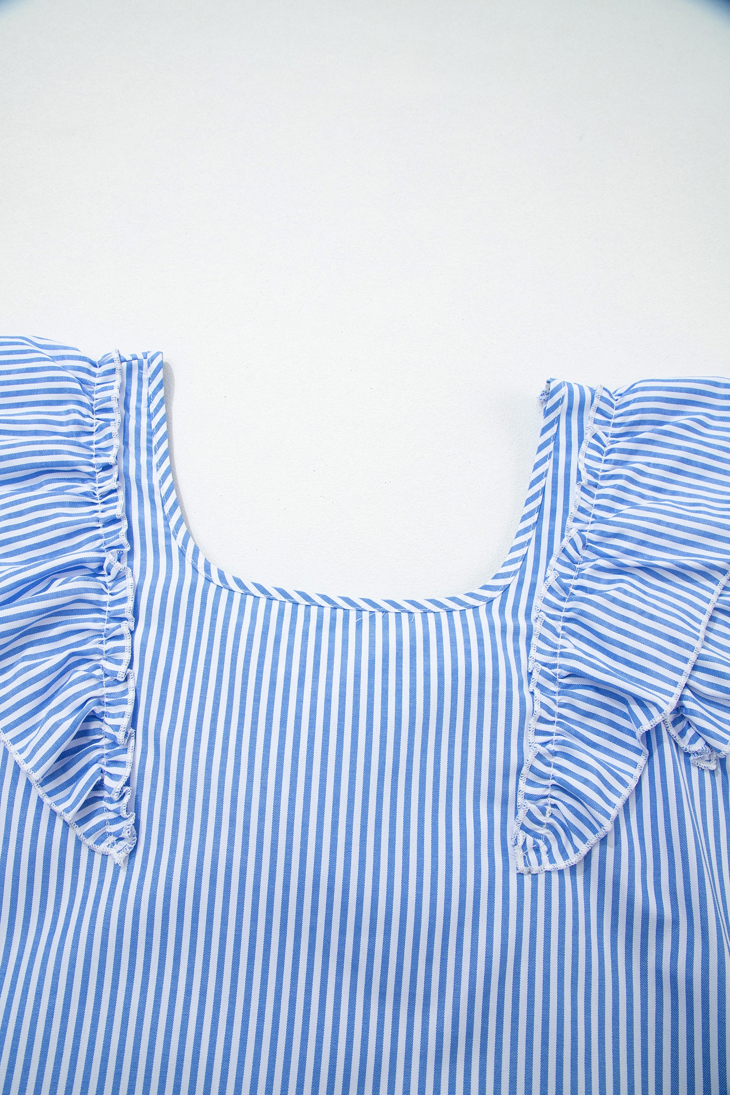 Blouse Manches Courtes Rayée Bleu Ciel Carré à Nœud & Volants — Style Urbain Chic
