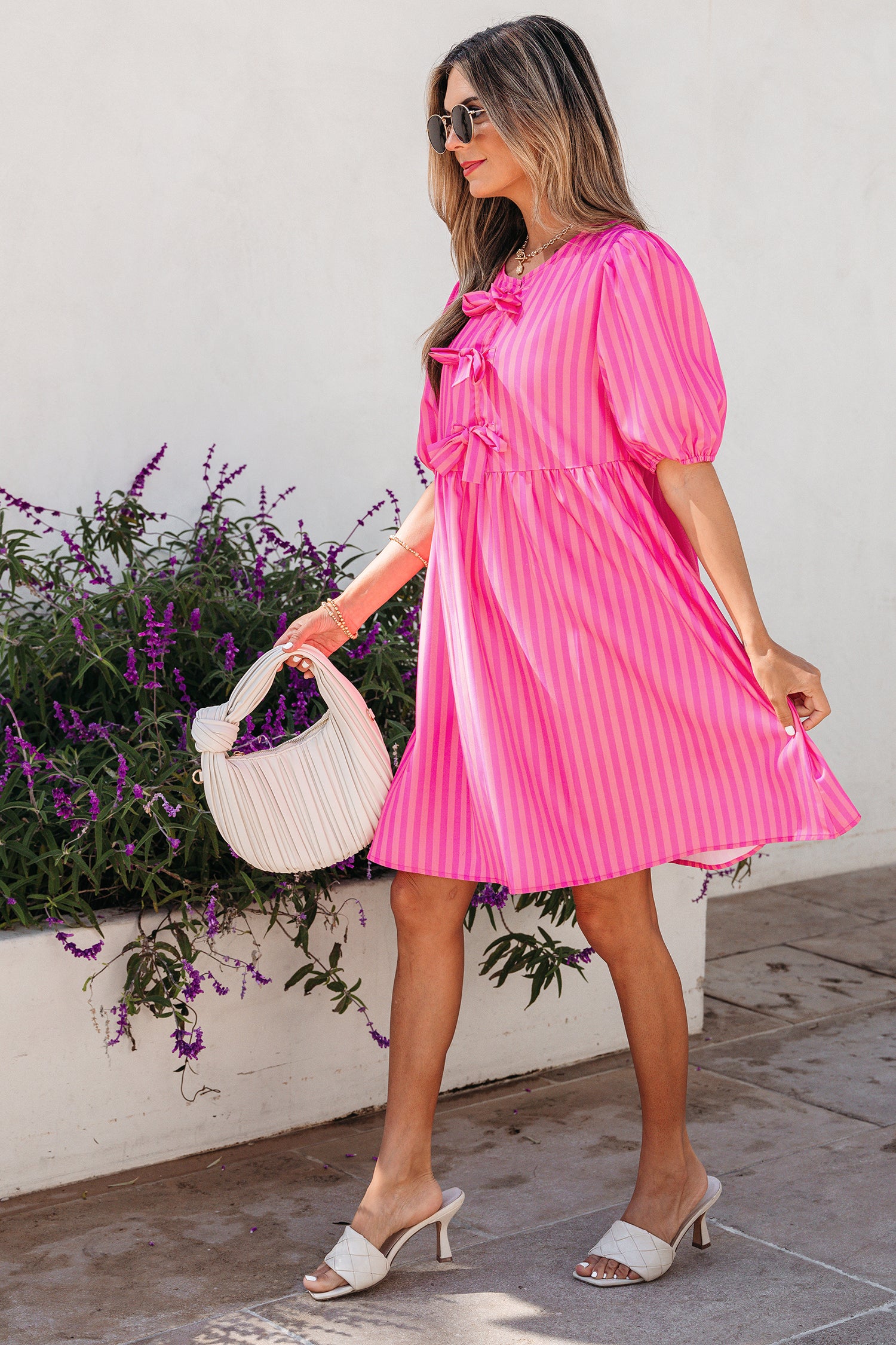 Mini-robe à manches courtes bouffantes et imprimé rayé rose