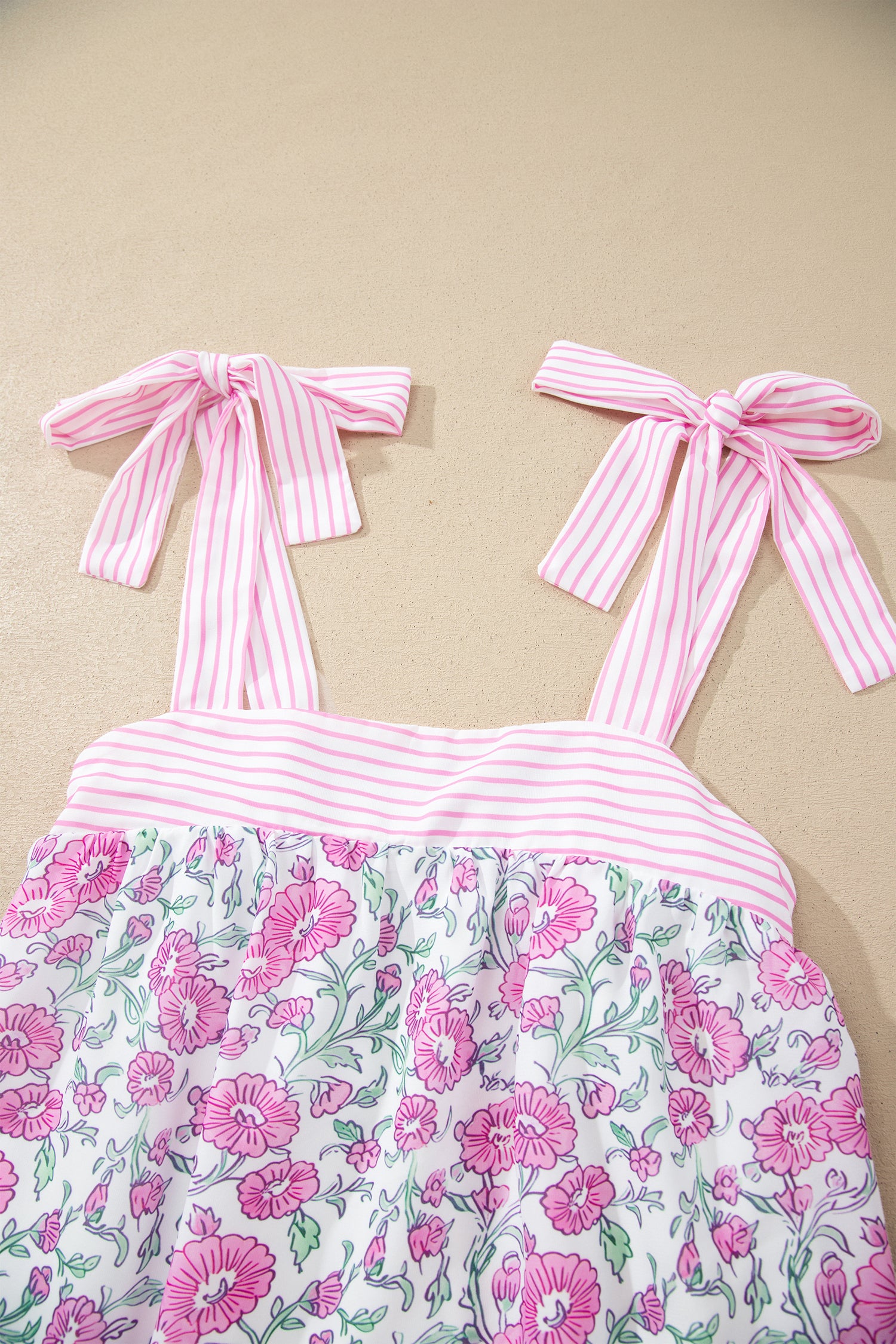 Mini-robe à imprimé floral et à rayures en patchwork avec bretelles et nœud papillon bleu ciel