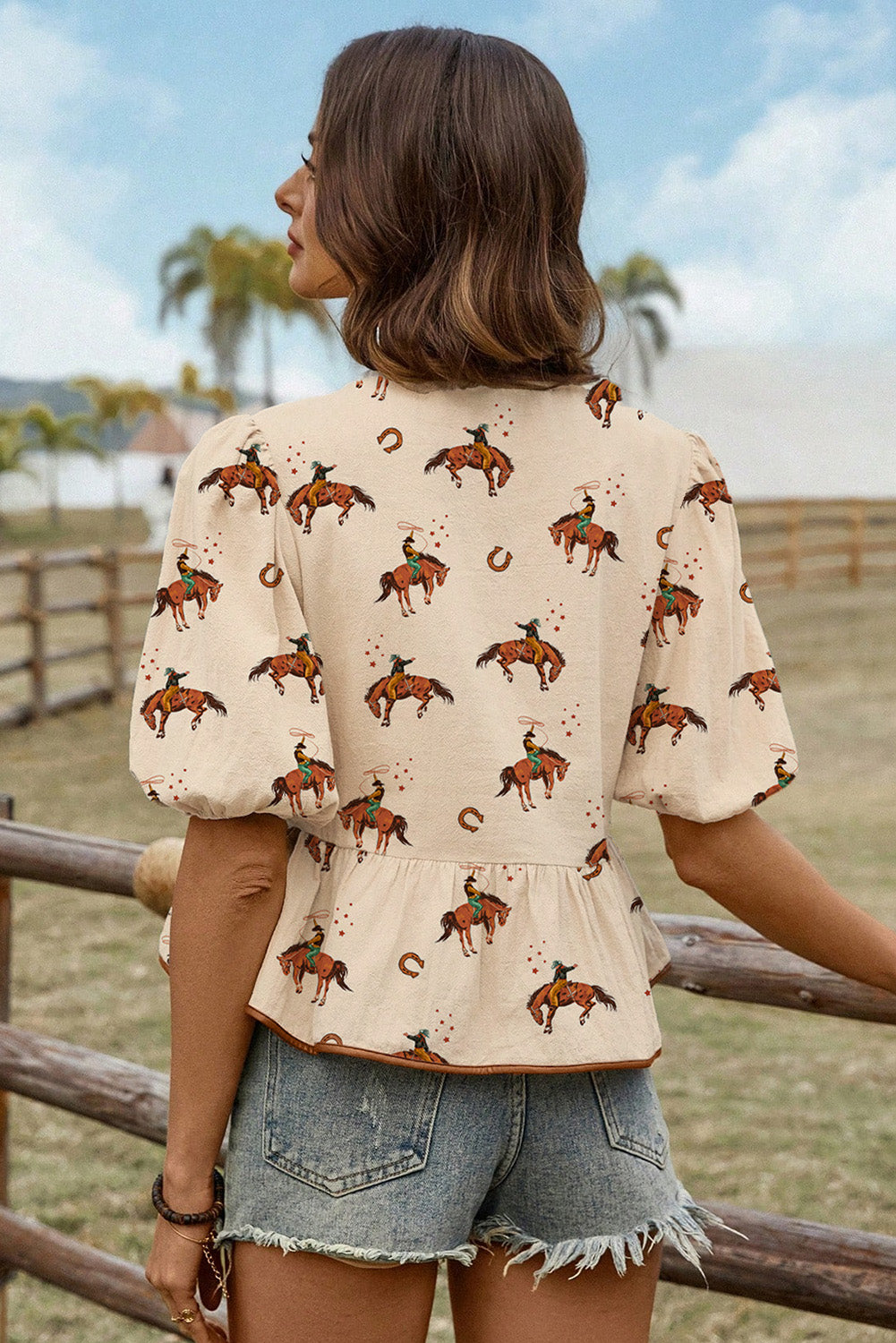 Blouse imprimé cowboy, manches bouffantes, nœud, péplum — abricot