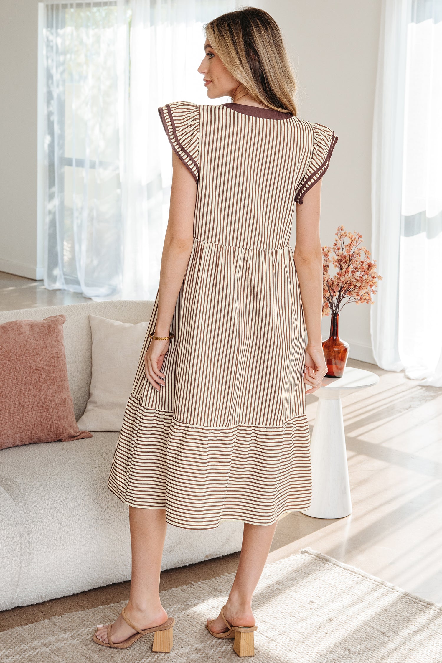 Robe midi à rayures doubles à volants et manches courtes avec bordure contrastée et col en V vert