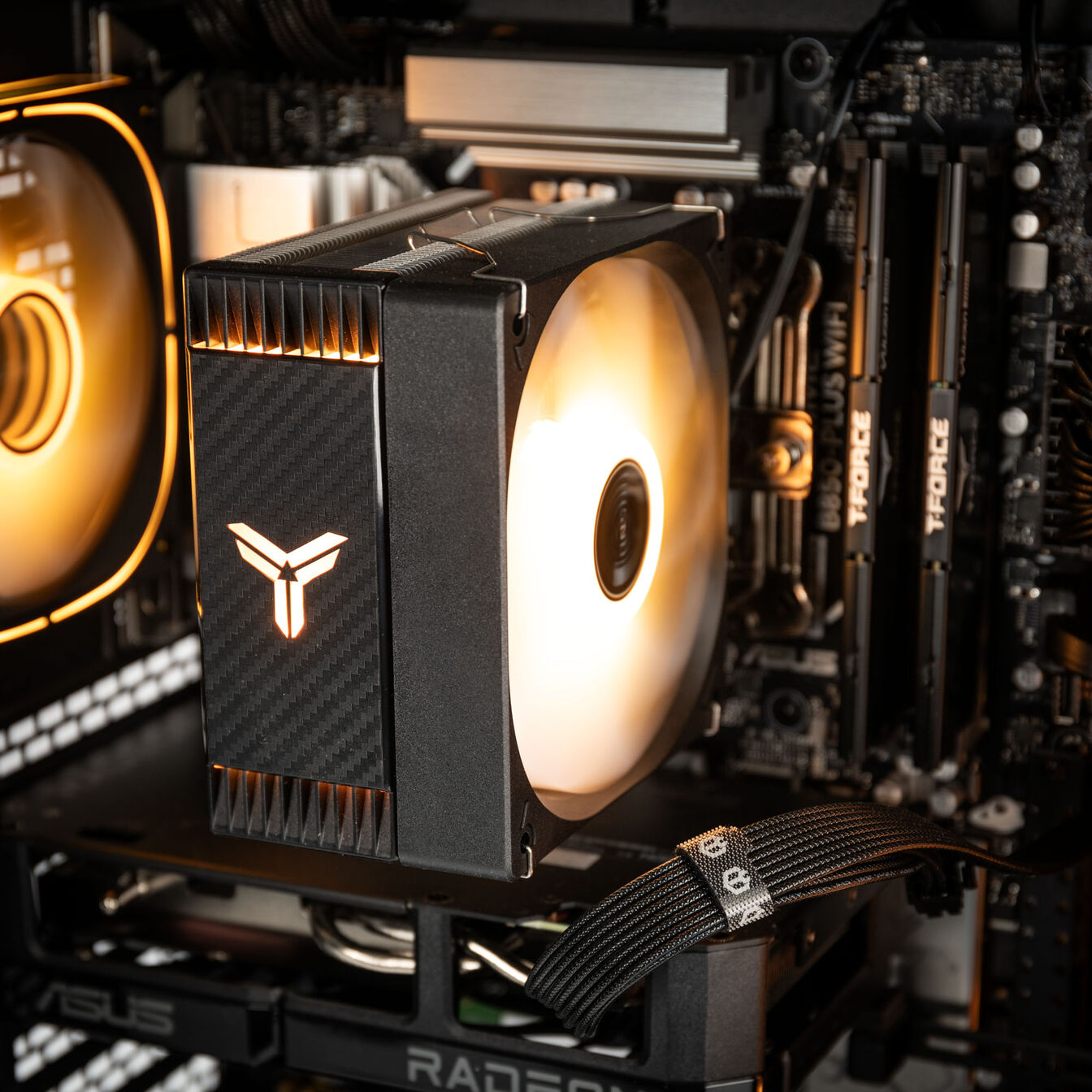 KingForge Gaming-PC argent, AMD Ryzen 5 9500F, RX 9060 XT 16GB, Phanteks Eclipse G370A – Fertig-PC - King Mod Systems - vue 6