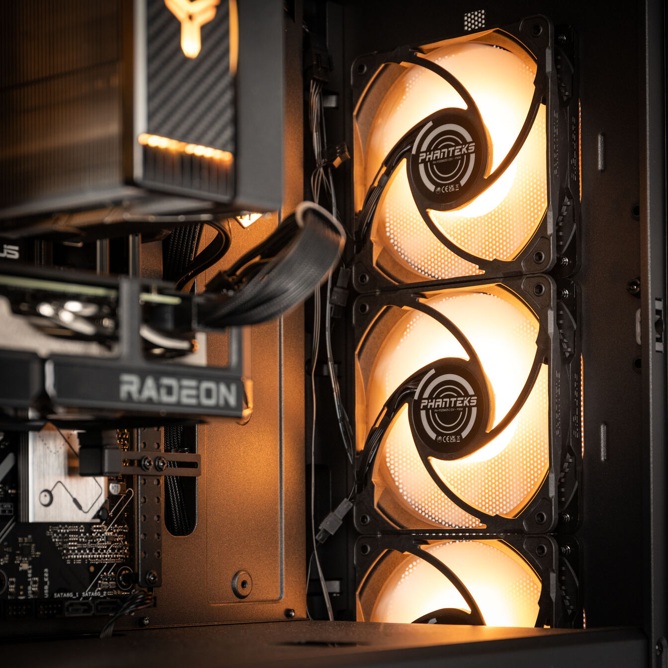KingForge Gaming-PC argent, AMD Ryzen 5 9500F, RX 9060 XT 16GB, Phanteks Eclipse G370A – Fertig-PC - King Mod Systems - vue 7
