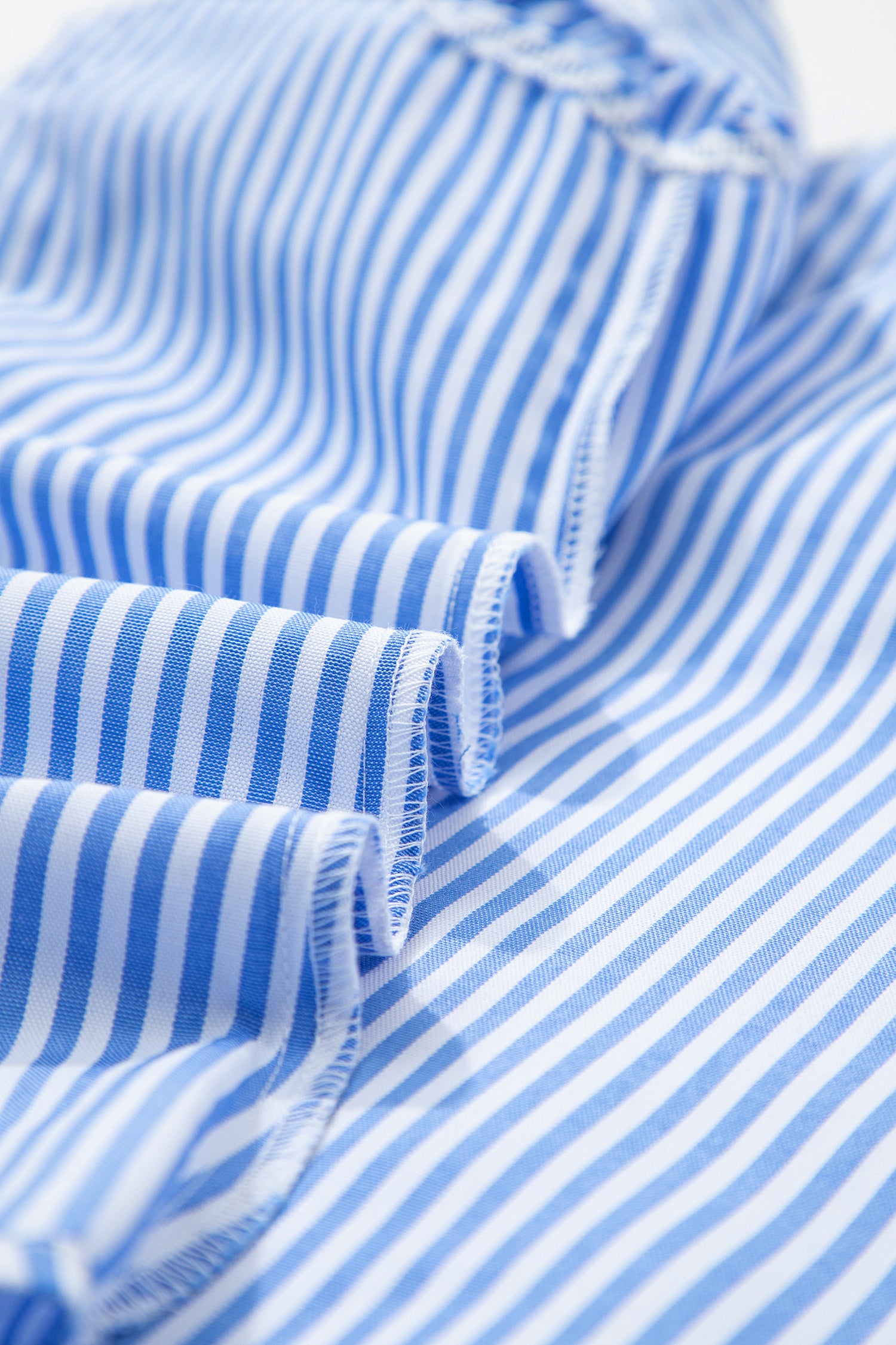 Blouse Manches Courtes Rayée Bleu Ciel Carré à Nœud & Volants — Style Urbain Chic