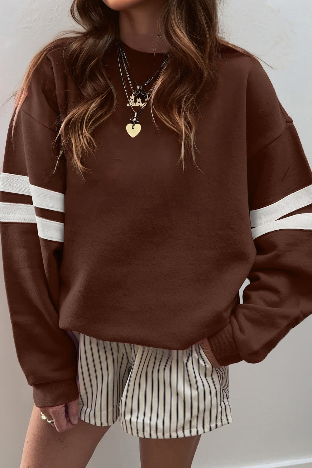 Sweat détails varsity, épaules tombantes, oversized — blanc