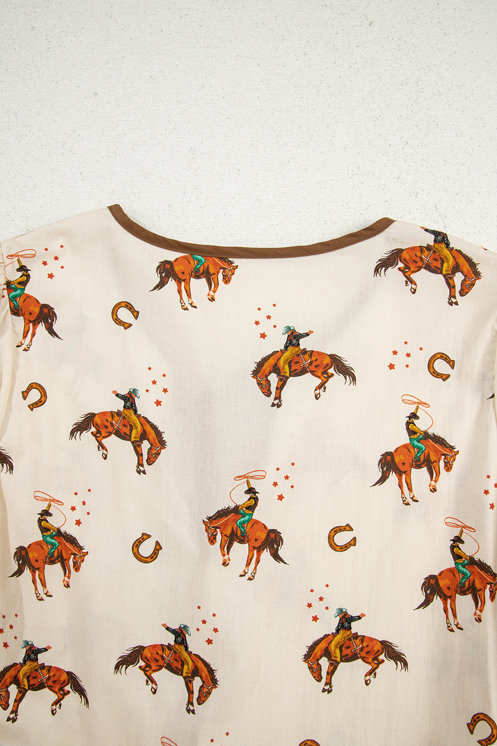Blouse imprimé cowboy, manches bouffantes, nœud, péplum — abricot