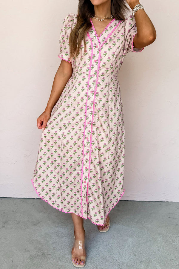 Robe floral, boutonnée, manches courtes, col V, festonné — rose