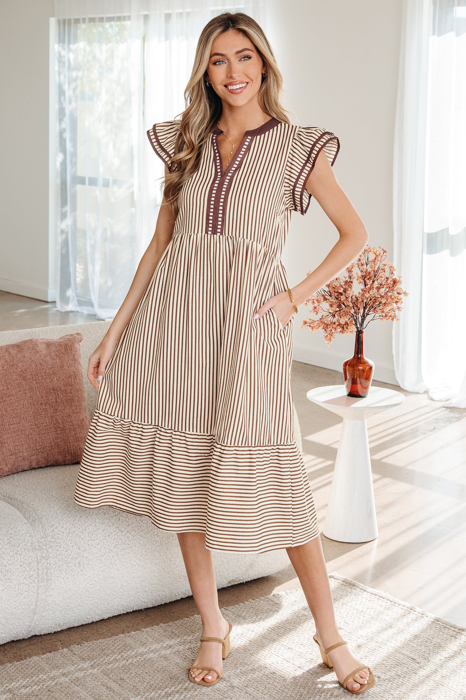 Robe midi à rayures doubles à volants et manches courtes avec bordure contrastée et col en V vert