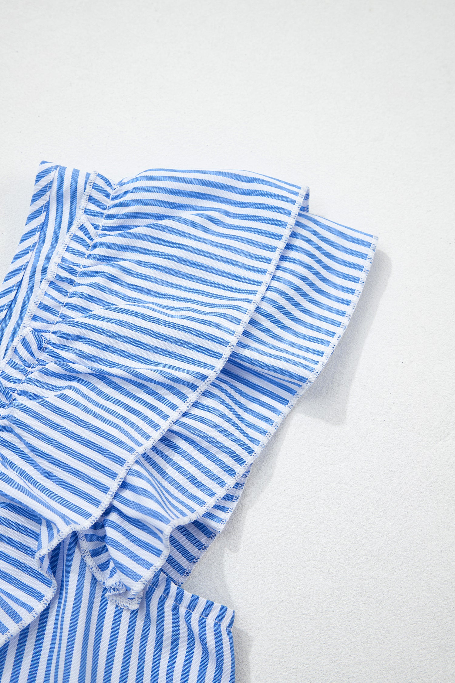 Blouse Manches Courtes Rayée Bleu Ciel Carré à Nœud & Volants — Style Urbain Chic
