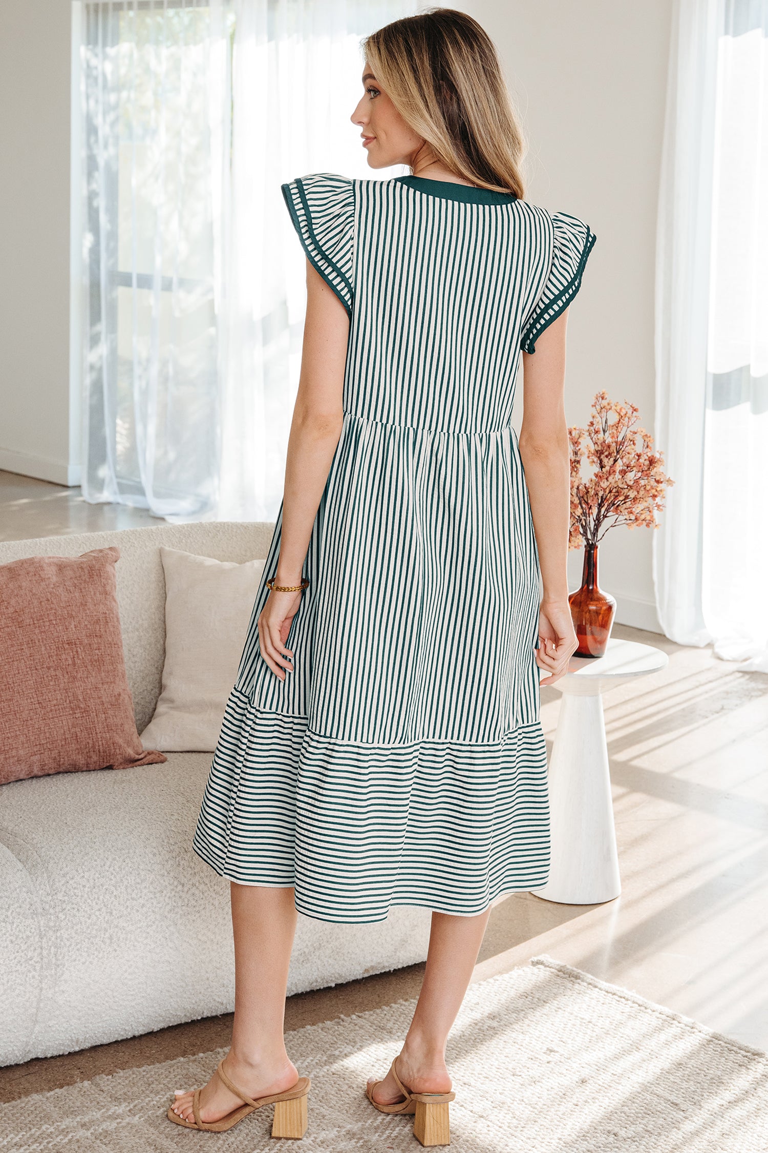 Robe midi à rayures doubles à volants et manches courtes avec bordure contrastée et col en V vert