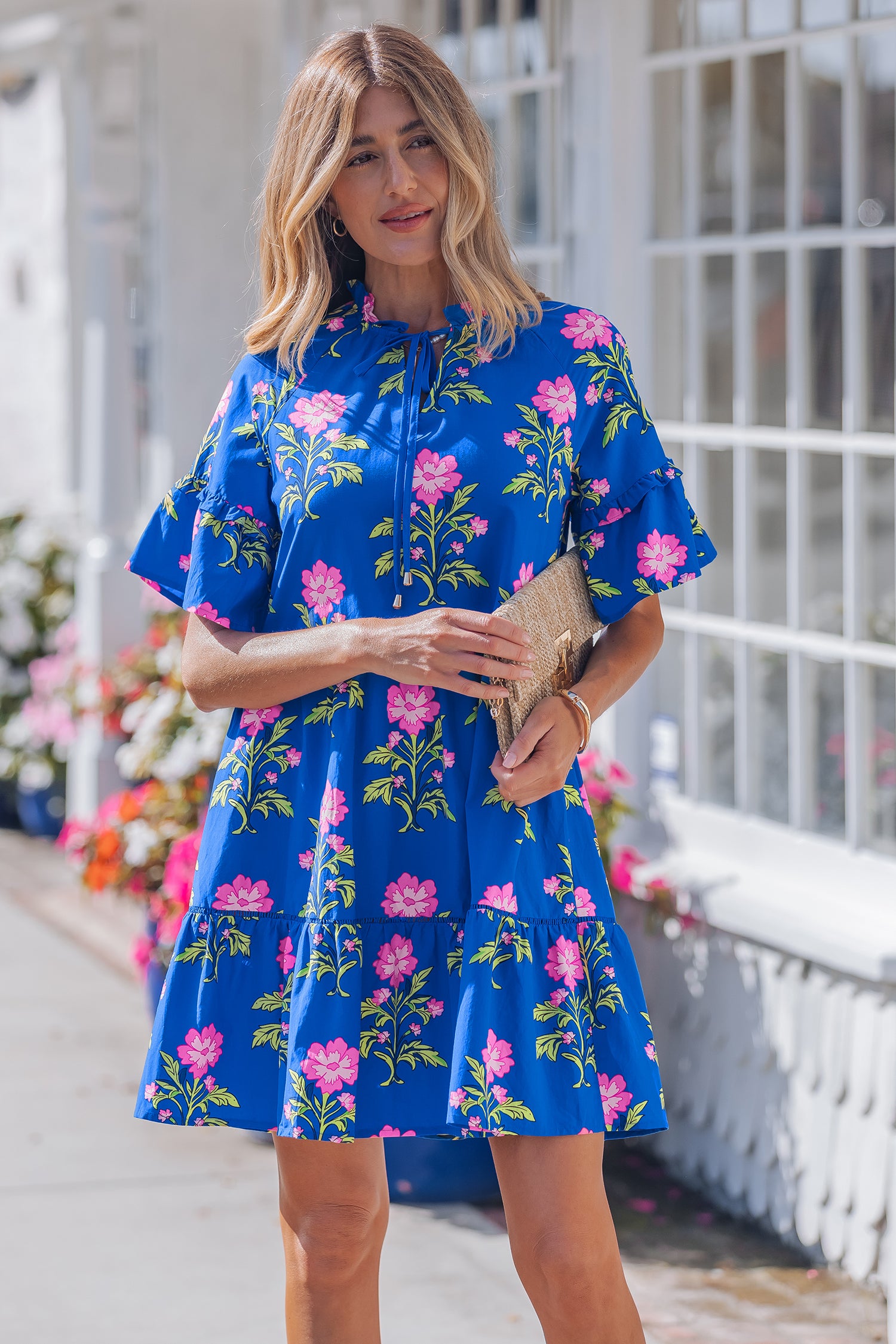 Robe à fleurs ample bleue à col en V et manches courtes