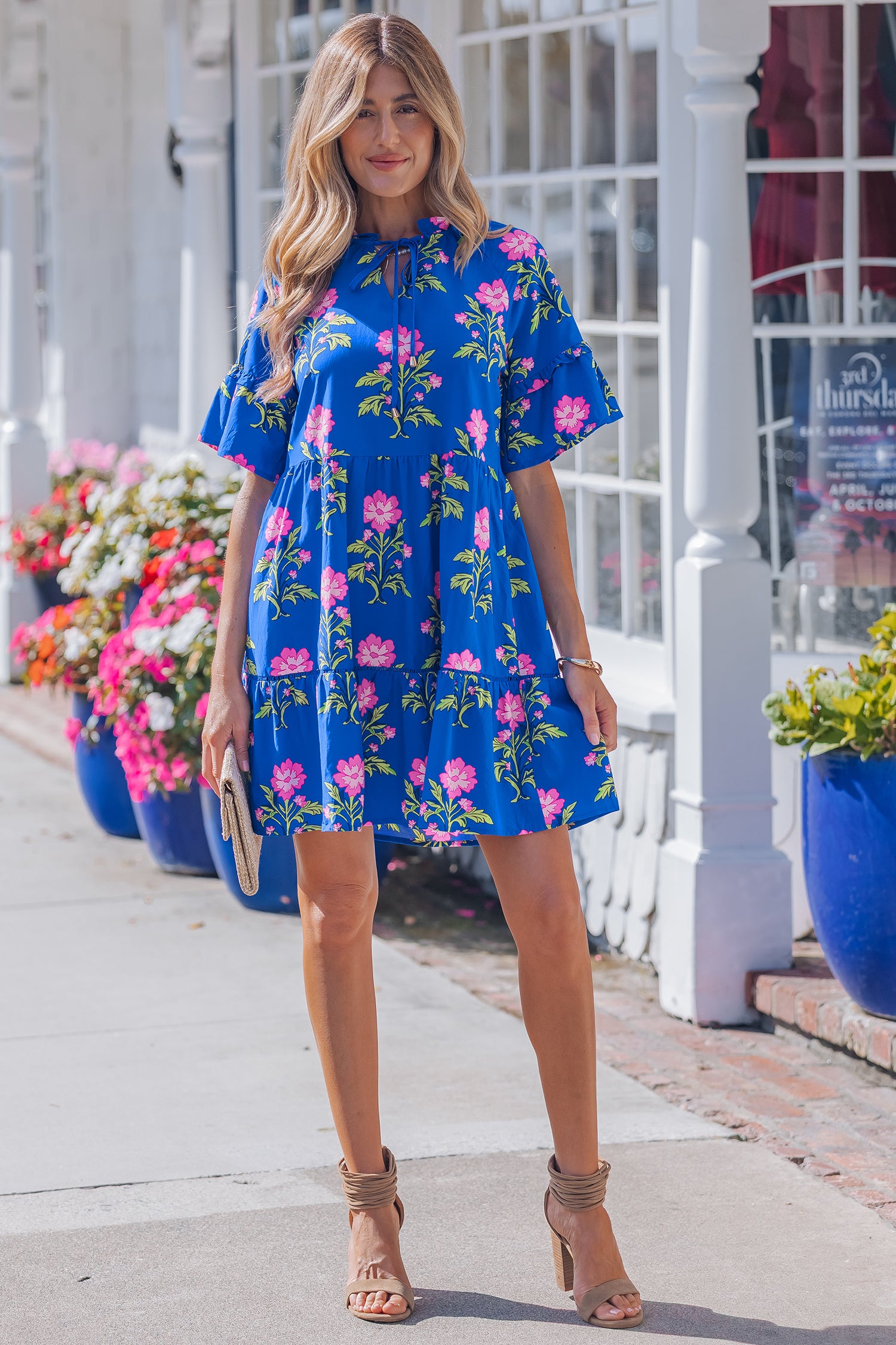 Robe à fleurs ample bleue à col en V et manches courtes