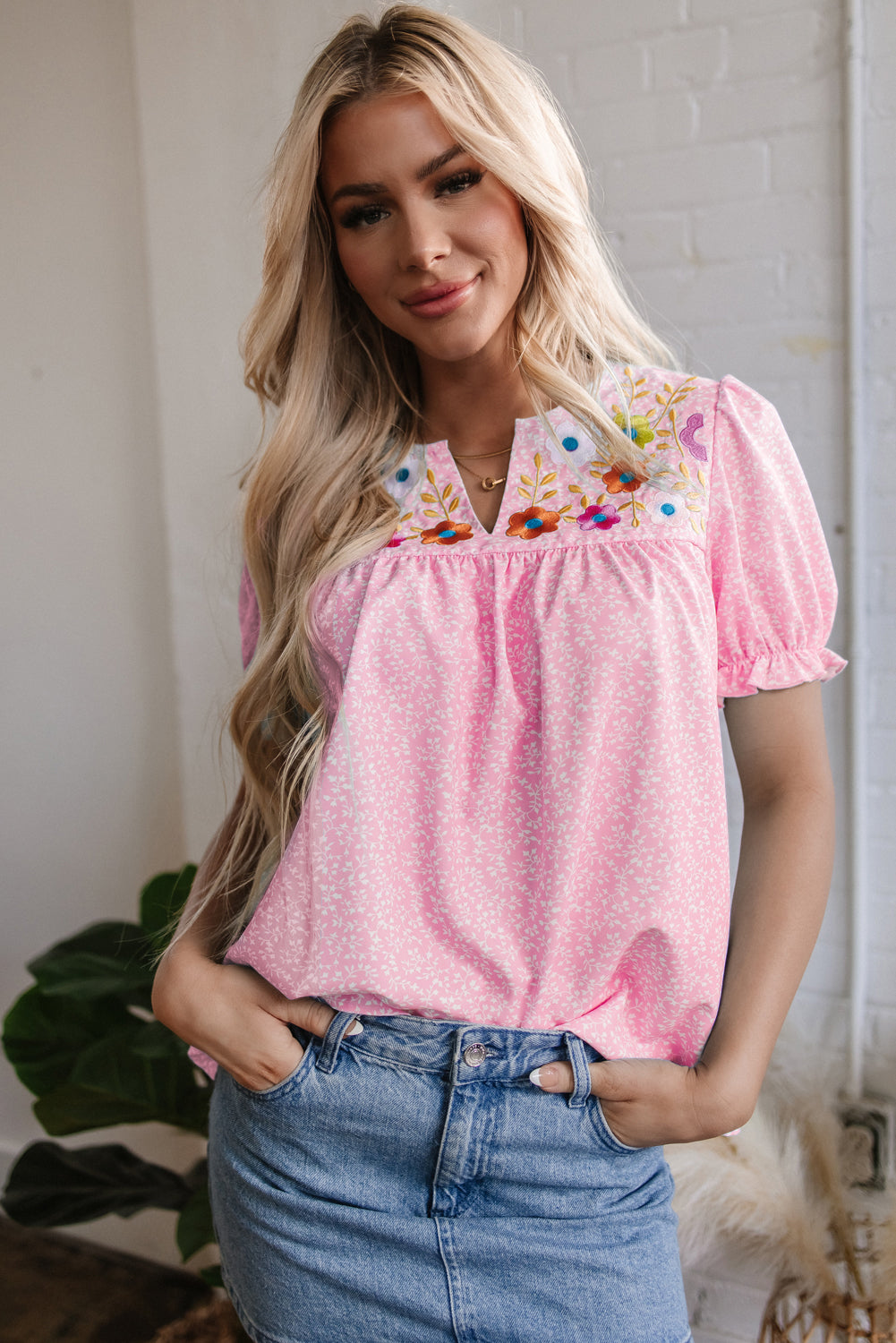 Blouse femme broderie florale, manches bouffantes, col V — rose